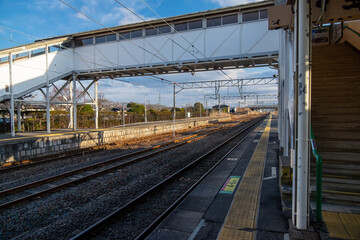 Fototapeta na wymiar 駅のホームと跨線橋