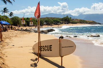 Strand von Maui, Hawaii, mit Surfboard zur Rettung 