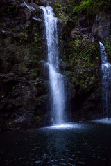 Fototapeta na wymiar Three Bears Falls, Road to Hana, Maui, Hawaii - Wasserfall im Grünen, Idyllisch, Dschungel, tiefgrüne Pflanzen und Natur auf der Inseln Maui, Hawaii, an der Straße nach Hana, Upper Waikani