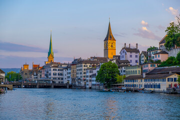 Fototapeta premium Scenic panoramic view of historic Zürich city center with famous Fraumünster and Grossmünster Church and river Limmat at Lake Zurich on a beautiful sunny day with blue sky in summer, Switzerland
