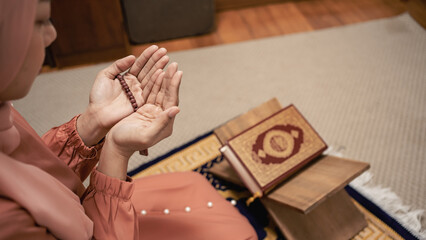 Obraz premium Muslim islam woman in white session lift two hand for praying ,isolated on white background. Concept for islamic pray, Ramadan, Eid al Fitr, eid ad-ha, meditation.
