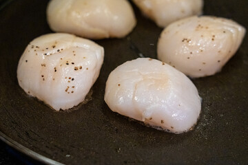 Grill scallops on the fry pan