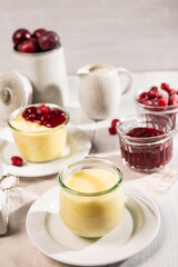 Dessert mit roten Früchten