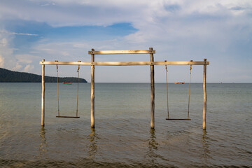 Portiques et balançoires sur l'eau