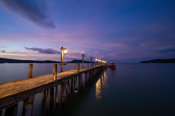 Obraz premium Jetée au coucher de soleil à Koh Rong Samloen, Cambodge