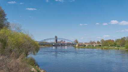 Silhouette der Stadt Magdeburg am Fluss Elbe mit dem Magdeburger Dom und der Sternbrücke im Vordergrund