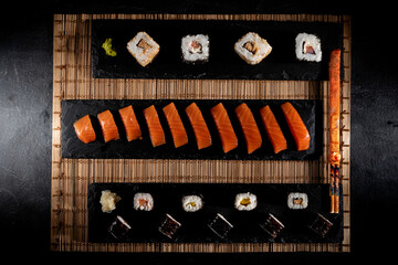 Sushi auf Schieferplatte
