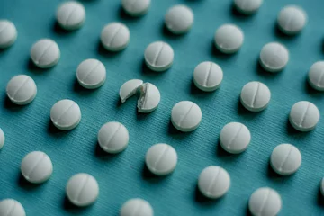 Peel and stick wall murals K2 Tabletten auf blauem Hintergrund. Pille, Medikament. 
