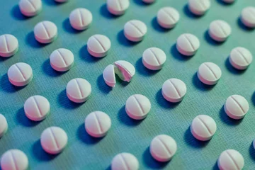 Papier Peint photo autocollant K2 Tabletten auf blauem Hintergrund. Pille, Medikament. 