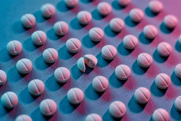 Photo sur Plexiglas K2 Tabletten auf blauem Hintergrund. Pille, Medikament. 