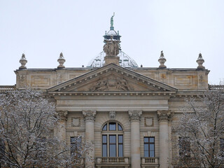Blick zur Kuppel am  Bundesverwaltungsgericht im Winter. Leipzig, Sachsen, Deutschland
