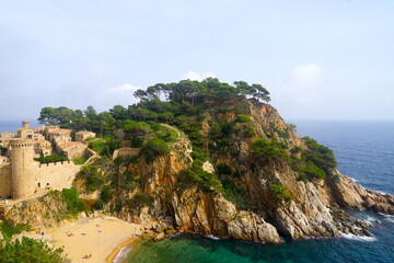 Blick auf die Altstadt Vila Vella an einem Felsen in Tossa de Mar mit der Burg Muralles de Tossa de...