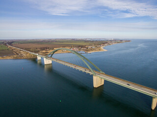 Fehmarnsundbrücke von Fehmarn Luftaufnahme von oben Straßen- und Eisenbahnbrücke  Ostsee...
