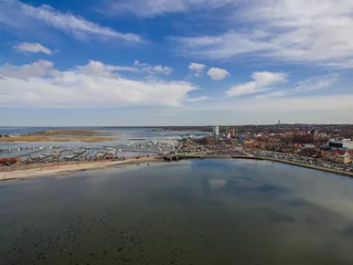 Deurstickers Heiligenhafen Hafenstadt an der Ostseeküste von oben / Luftaufnahme Binnensee Schleswig-Holstein © joernueding