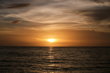 Puesta de sol frente al mar