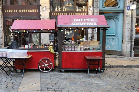 Vendeur ambulant de cr&ecirc;pes et de gaufres dans le vieux Lyon, ville de Lyon , d&eacute;partement du Rh&ocirc;ne, France