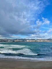 Hermoso vista de la playa de Riazor en La Coruña Galicia España. Vista del arcoíris.