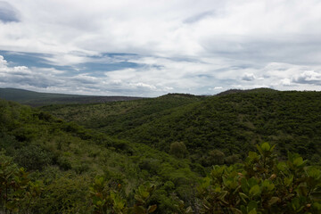 Fototapeta premium cielo nublado en cerro verde 