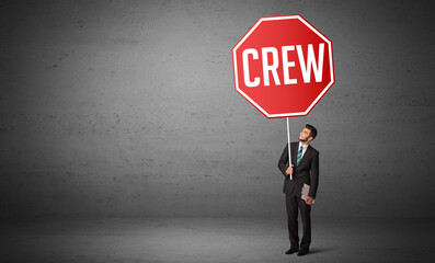 Obraz premium Young business person holding road sign