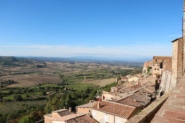 Obraz premium Panoramic view round Montepulciano to the valley in summer, Tuscany Italy
