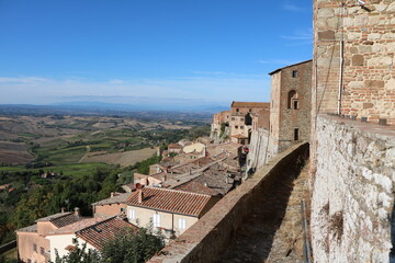 Obraz premium View from Montepulciano to the valley in summer, Tuscany Italy