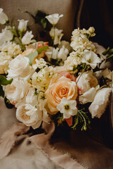 Bouquet de fleurs artistique de la future épouse