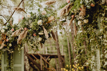 Entrée décorée de la cérémonie de mariage dans les bois