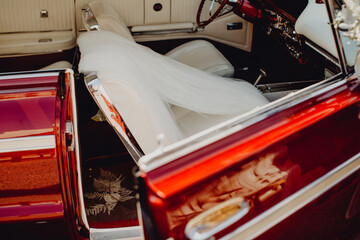 Le voile de la mariée posée sur le siège de la voiture de collection