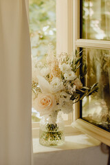 Bouquet de fleurs travaillé avec délicatesse sur le rebord de la fenêtre