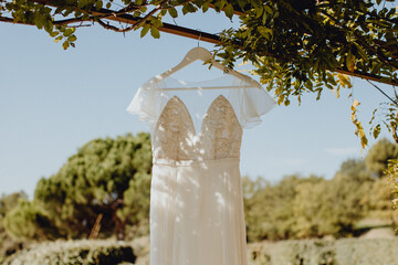 Robe de mariée suspendue dans le patio