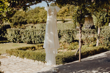 Robe de mariée suspendue dans le patio
