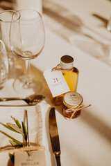 Cadeaux des invités sur la table provençale de mariage