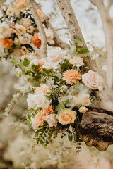 Arbre décoré de fleurs pour le mariage