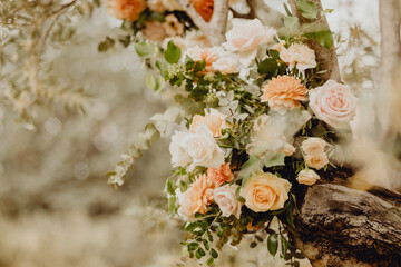 Arbre décoré de fleurs pour le mariage