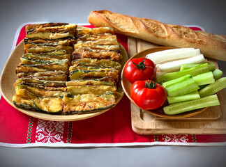 deux assiettes avec des légumes coupés 