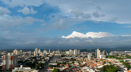 Nuvem em Suzano, centro, São Paulo, Brasil, nuvem branca com luz em meio a nuvens escuras