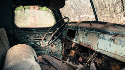 Interior de auto antiguo derruido