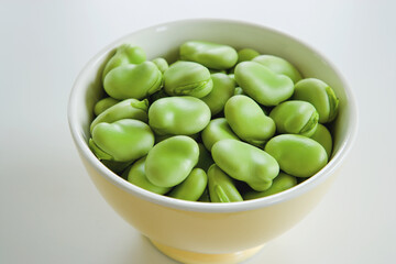  器に入ったソラマメ