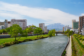 岩手県盛岡市の風景　北上川と岩手山