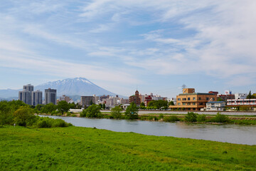岩手県盛岡市の風景　雫石川と岩手山