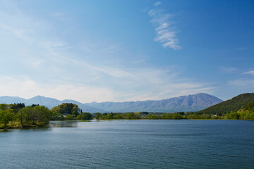 Obraz premium 岩手県盛岡市の風景 御所湖と岩手山
