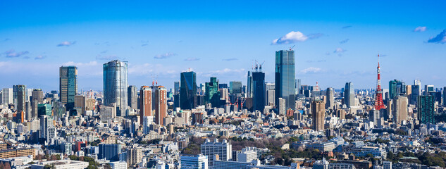 東京　青空と都市風景　ワイド