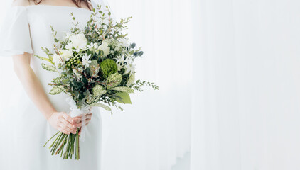 ブーケを持った女性