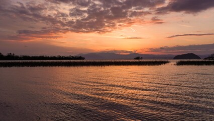 夕焼けに染まる琵琶湖の情景＠滋賀