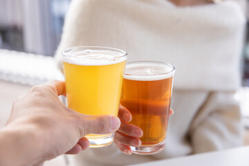 グラスビールで乾杯する手元　beer