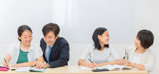 学習塾で小学生・中学生に勉強を教えるアジア人塾講師・先生（個別指導・夏期講習）