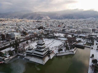 航空撮影した冬の松本城の雪景色