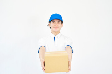 荷物を差し出すポロシャツとキャップのユニフォームの男性　（引越し業者・運送業・宅配業者）