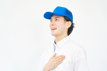 ポロシャツとキャップのユニフォームの男性のポートレート　引越し業者・運送業・作業員・宅配業者