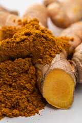 白背景に秋ウコンの根茎とターメリックパウダー